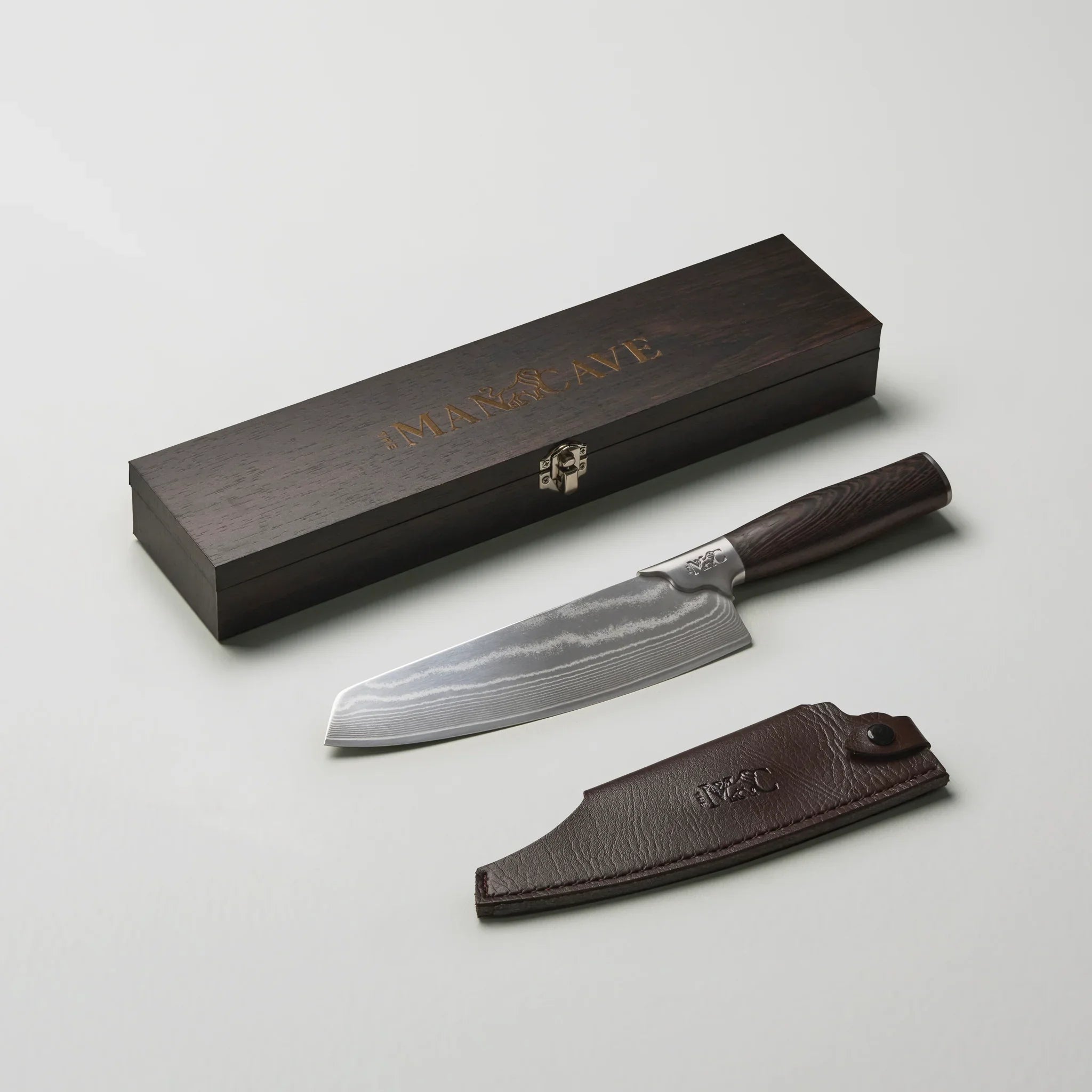 Knife set with a knife and sheath on a light gray background, featuring the 'Manri' brand.